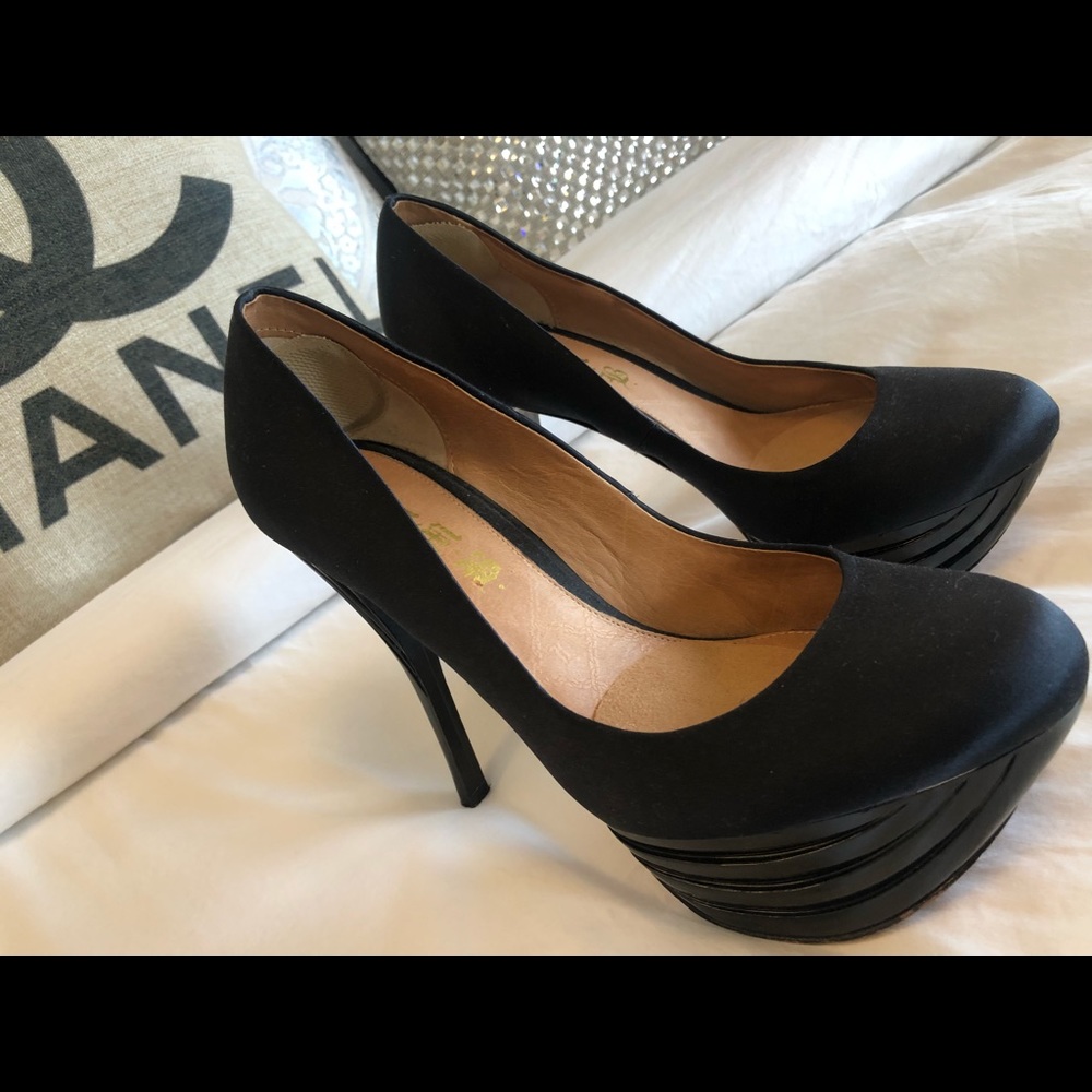 Excellent Condition Vero Cuoio black platforms